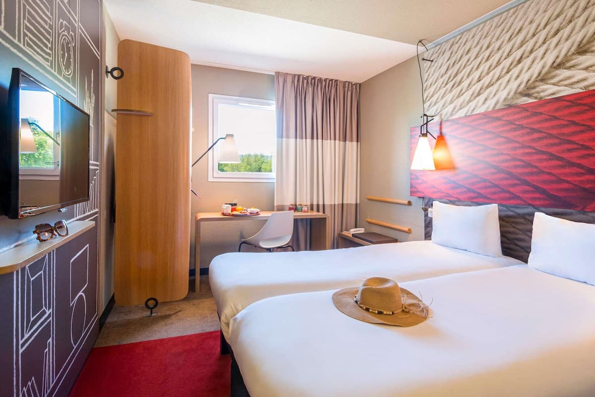 Standard Room, 2 Twin Beds | Premium bedding, desk, laptop workspace, blackout drapes