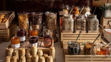 Dagelijks ontbijtbuffet (EUR 13.90 per persoon)