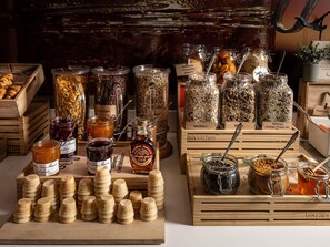 Desayuno buffet (EUR 14.00 por persona) 