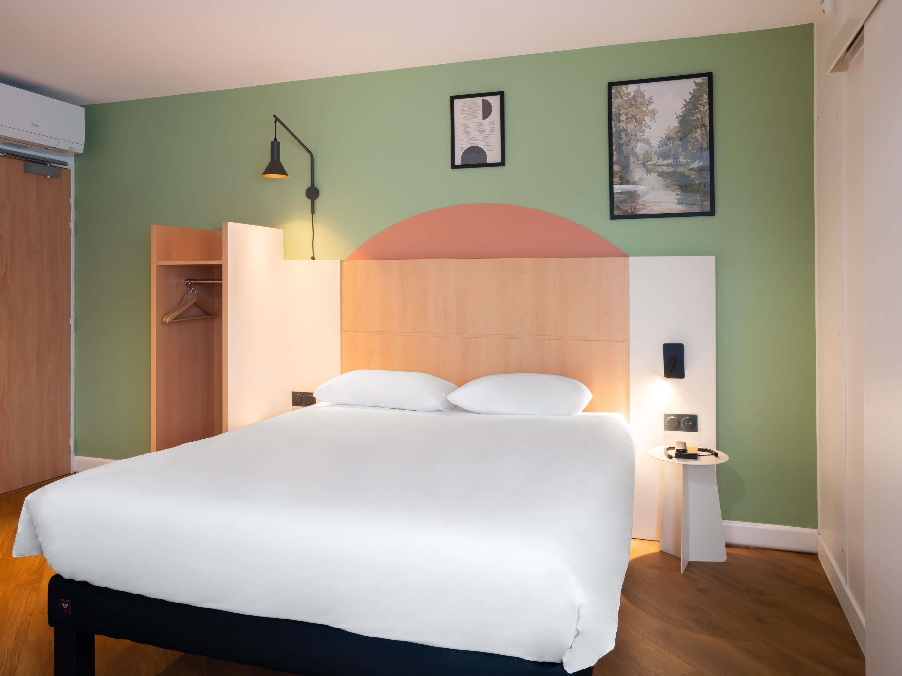 Habitación estándar, 1 cama doble con sofá cama, accesible para personas con discapacidad | Caja fuerte, escritorio, sistema de insonorización