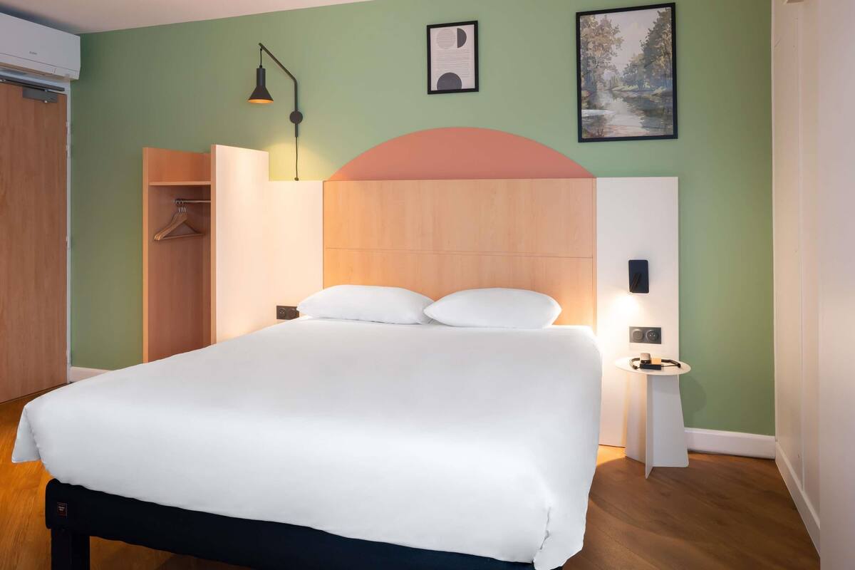 Habitación estándar, 1 cama doble con sofá cama, accesible para personas con discapacidad | Escritorio, sistema de insonorización, cunas gratuitas y wifi gratis