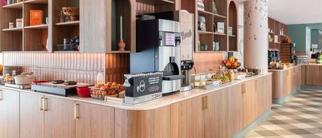 Dagelijks ontbijtbuffet (EUR 13.90 per persoon)