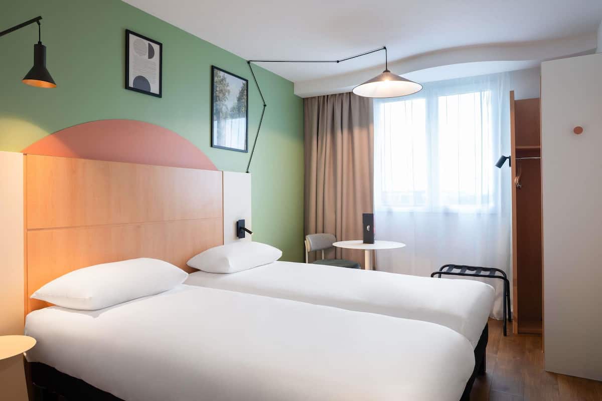 Standaard kamer, 2 eenpersoonsbedden | Een kluis op de kamer, een bureau, geluiddichte muren