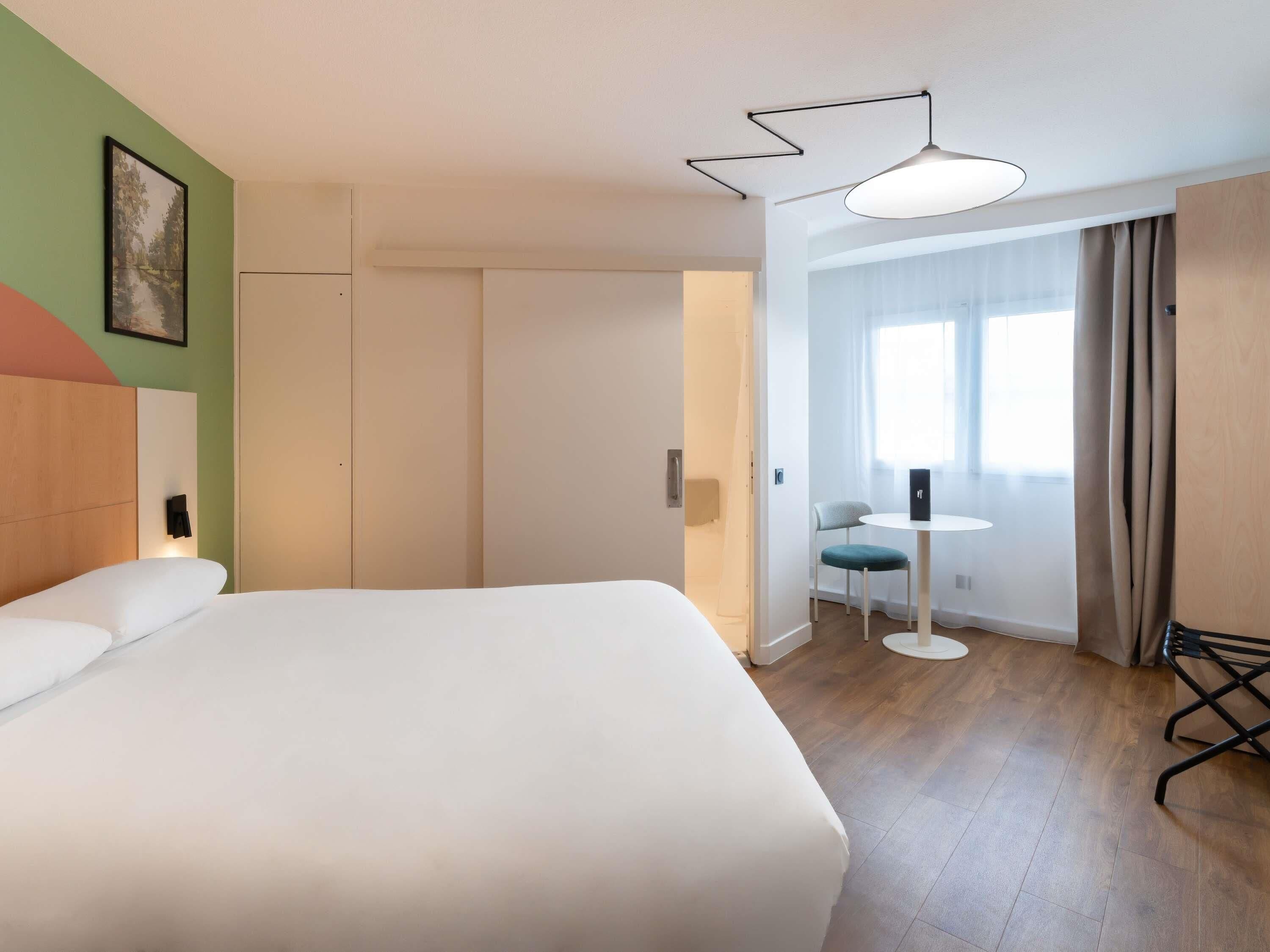Habitación estándar, 1 cama matrimonial y sofá cama, con acceso para personas discapacitadas | Escritorio, insonorización, cunas gratuitas y wifi gratis 