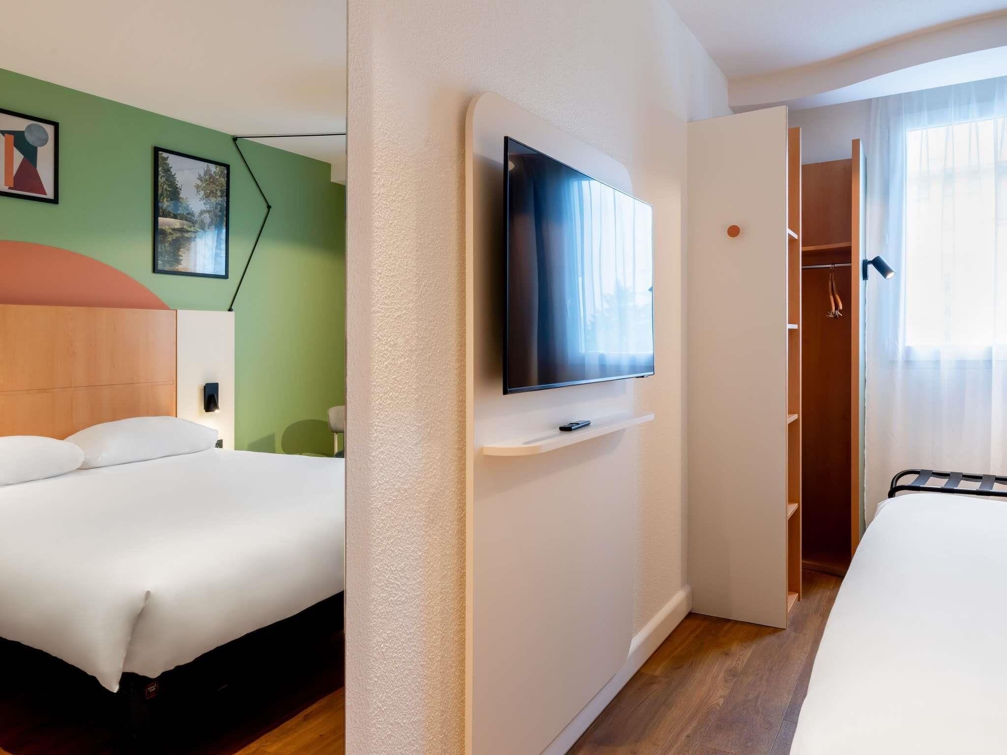 Standard Room, 1 Double Bed | In-room safe, desk, soundproofing, iron/ironing board