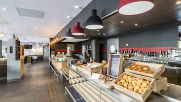 Tägliches Frühstücksbuffet (13.90 EUR pro Person)