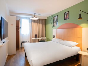Standard Room, 1 Double Bed | In-room safe, desk, soundproofing, iron/ironing board