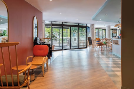 Lobby. ibis Marne La Vallée Val d'Europe