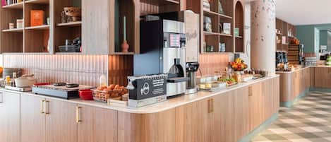 Desayuno buffet (EUR 13.90 por persona)