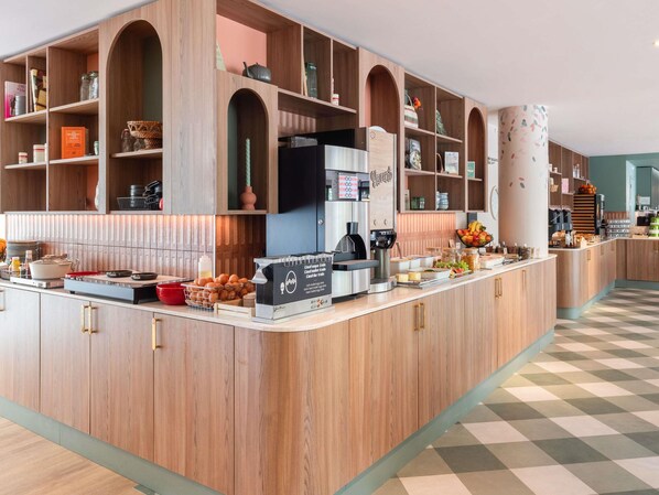 Desayuno buffet diario (EUR 13.90 por persona)