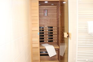 Deluxe Double Room, Sauna, River View | Bathroom | Shower, free toiletries, hair dryer, towels - Ringhotel Haus Oberwinter (Remagen)