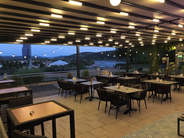 Breakfast and dinner served, German cuisine - Ringhotel Haus Oberwinter (Remagen)