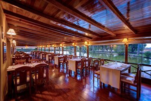 Se sirven desayunos, almuerzos y cenas; junto a la piscina