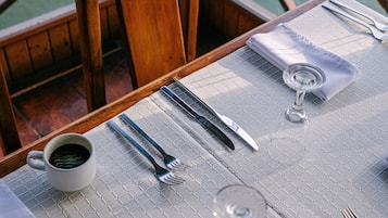 Der serveres morgenmad, frokost, aftensmad og brunch
