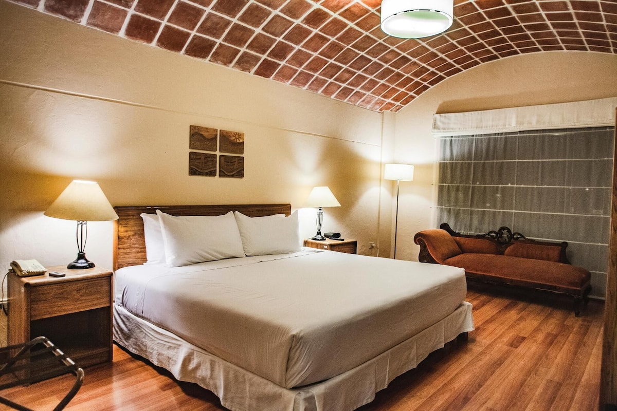 4 bedrooms, premium bedding, down duvets, memory-foam beds