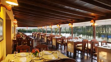 Se sirven desayunos, almuerzos y cenas; junto a la piscina