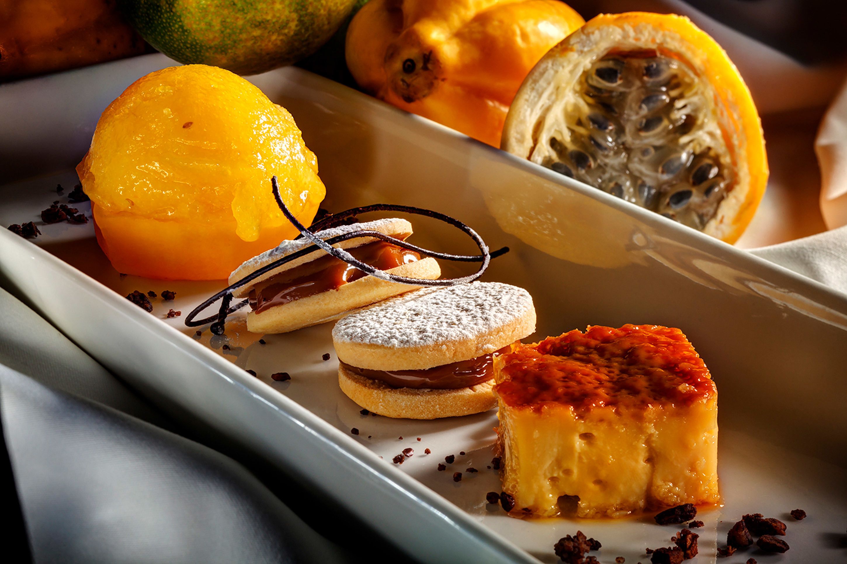 Un plato de postres con dulces y frutas variadas.