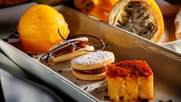 Un plato de postres con dulces y frutas variadas.