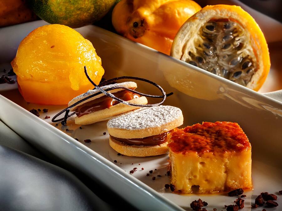 Un plato de postres con dulces y frutas variadas.