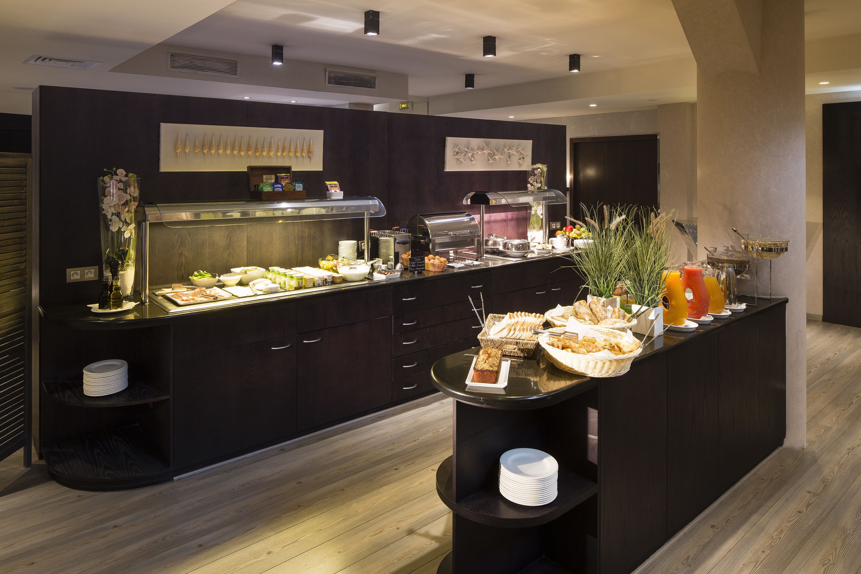 daily buffet breakfast for a fee