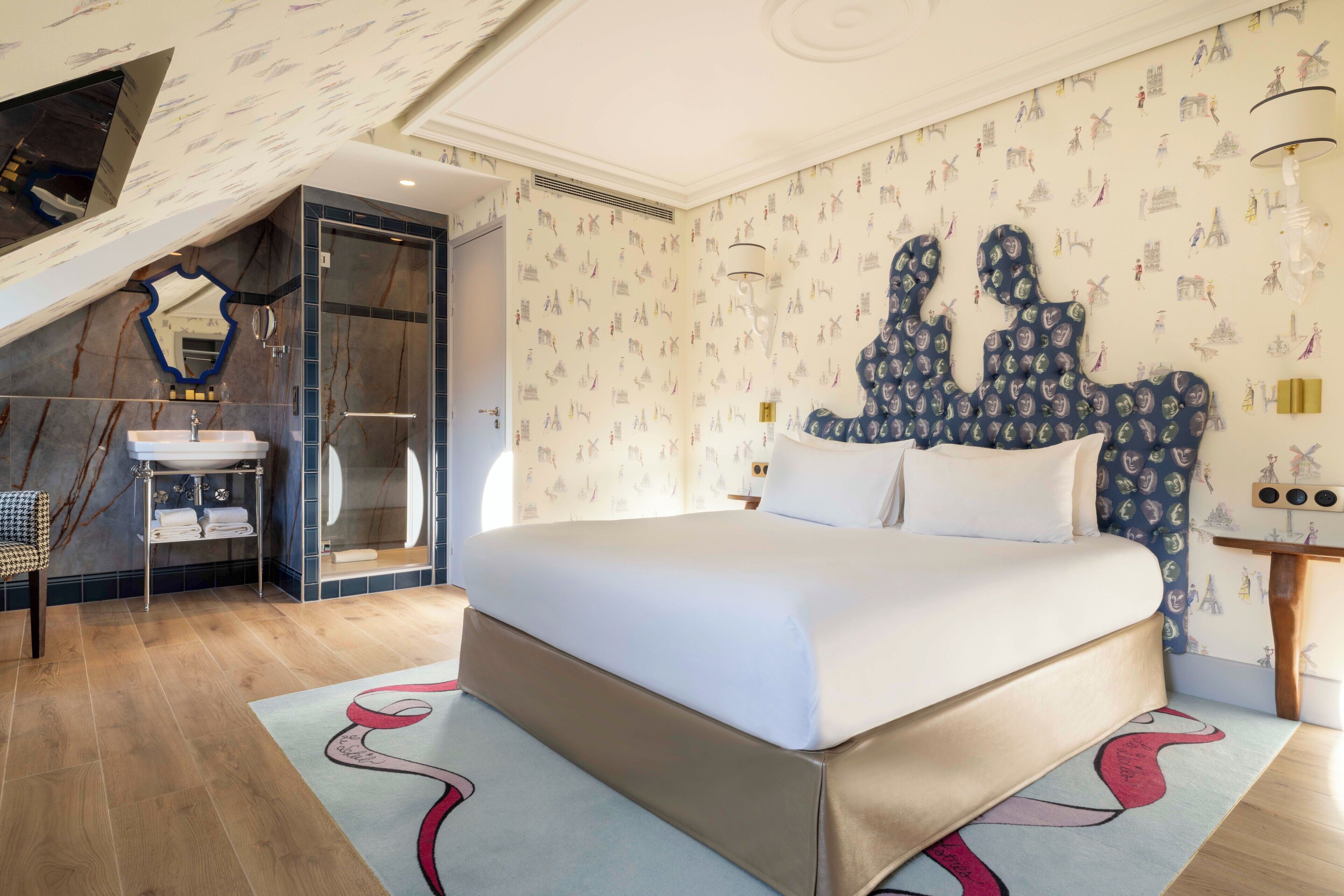 ห้องแฟมิลี่, ห้องพักประตูเชื่อมถึงกัน | เครื่องนอนระดับพรีเมียม, เตียงพร้อมฟูกเสริมที่นอน, ตู้นิรภัยในห้องพัก