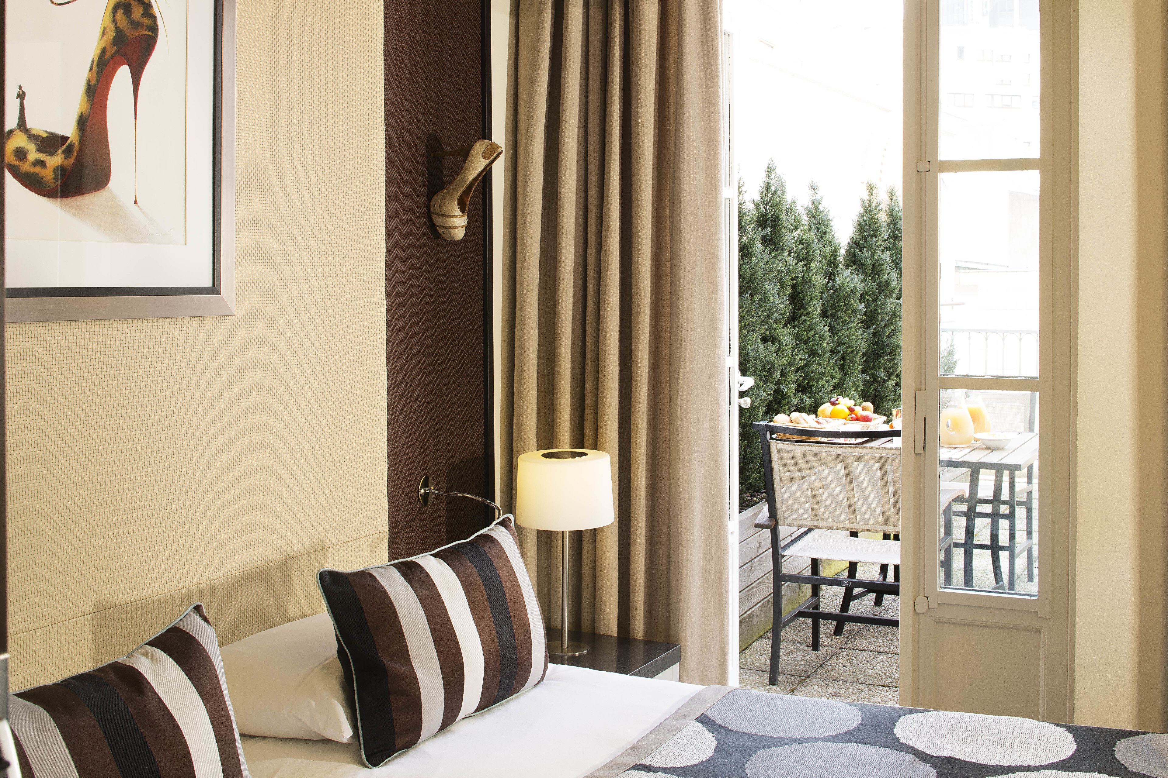 comfort room | premium bedding, minibar, in-room safe, desk