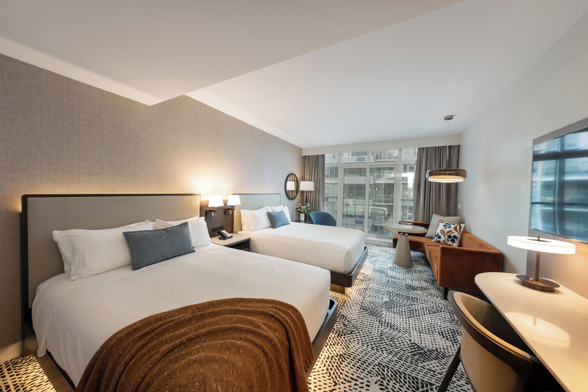 Coastal Queen | Egyptian cotton sheets, premium bedding, in-room safe, blackout curtains
