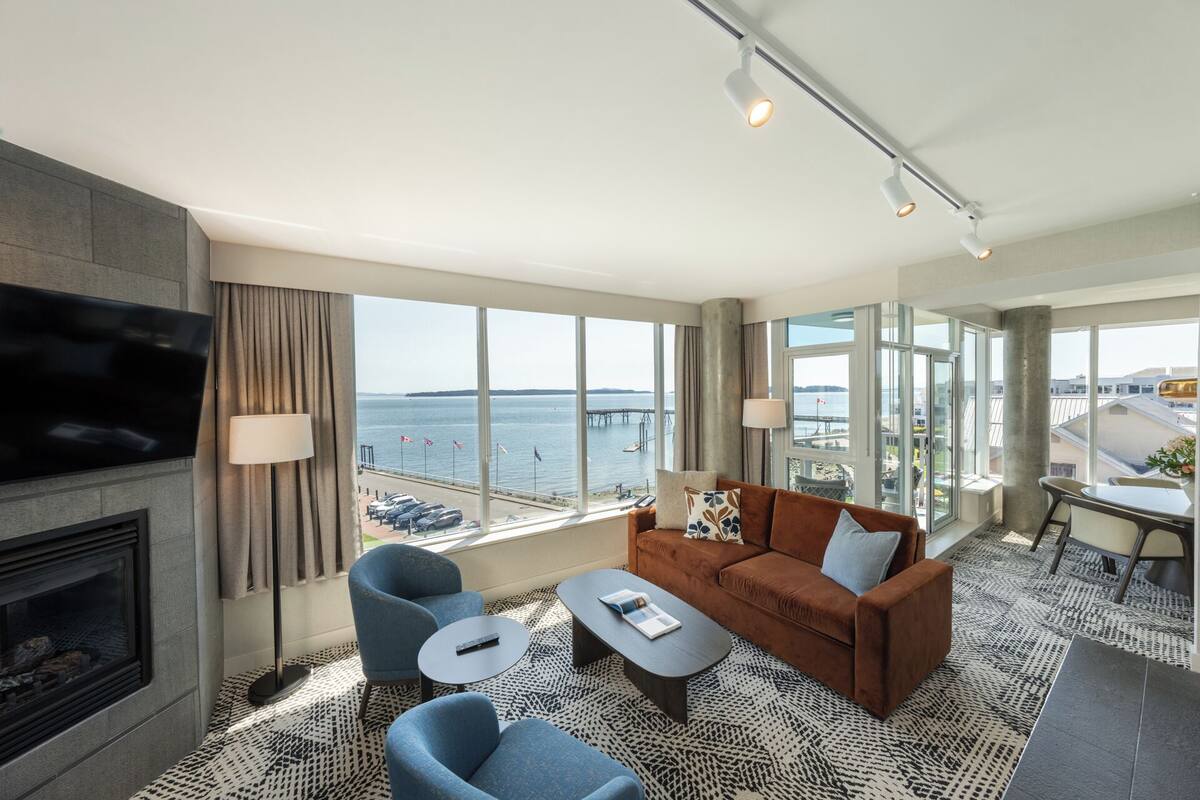 The Grand Pier Suite | Living area | 42-inch flat-screen TV with cable channels, TV