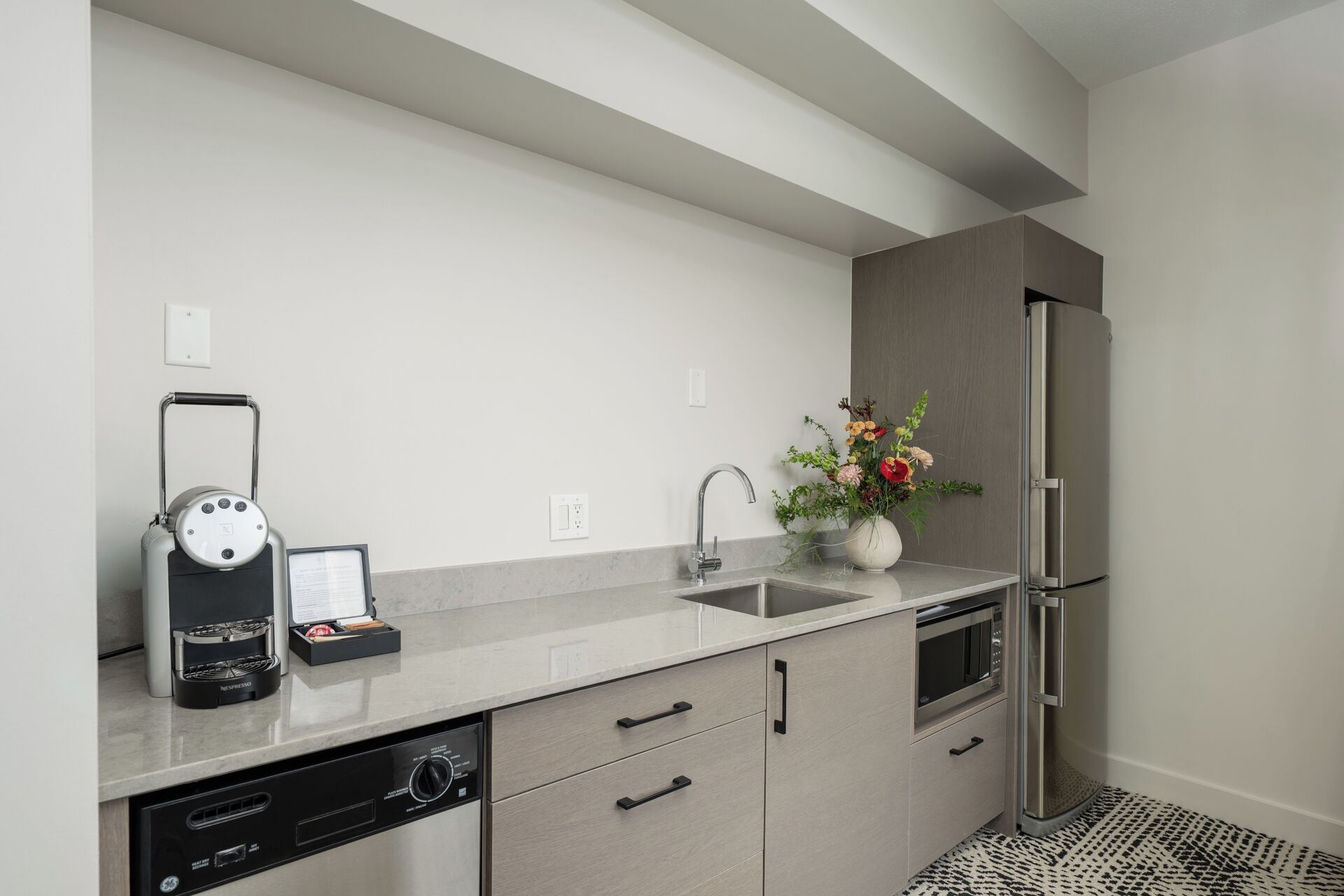 The Stillwater Suite | Dapur kecil pribadi | Lemari es, mesin pembuat kopi/teh, dan ketel listrik