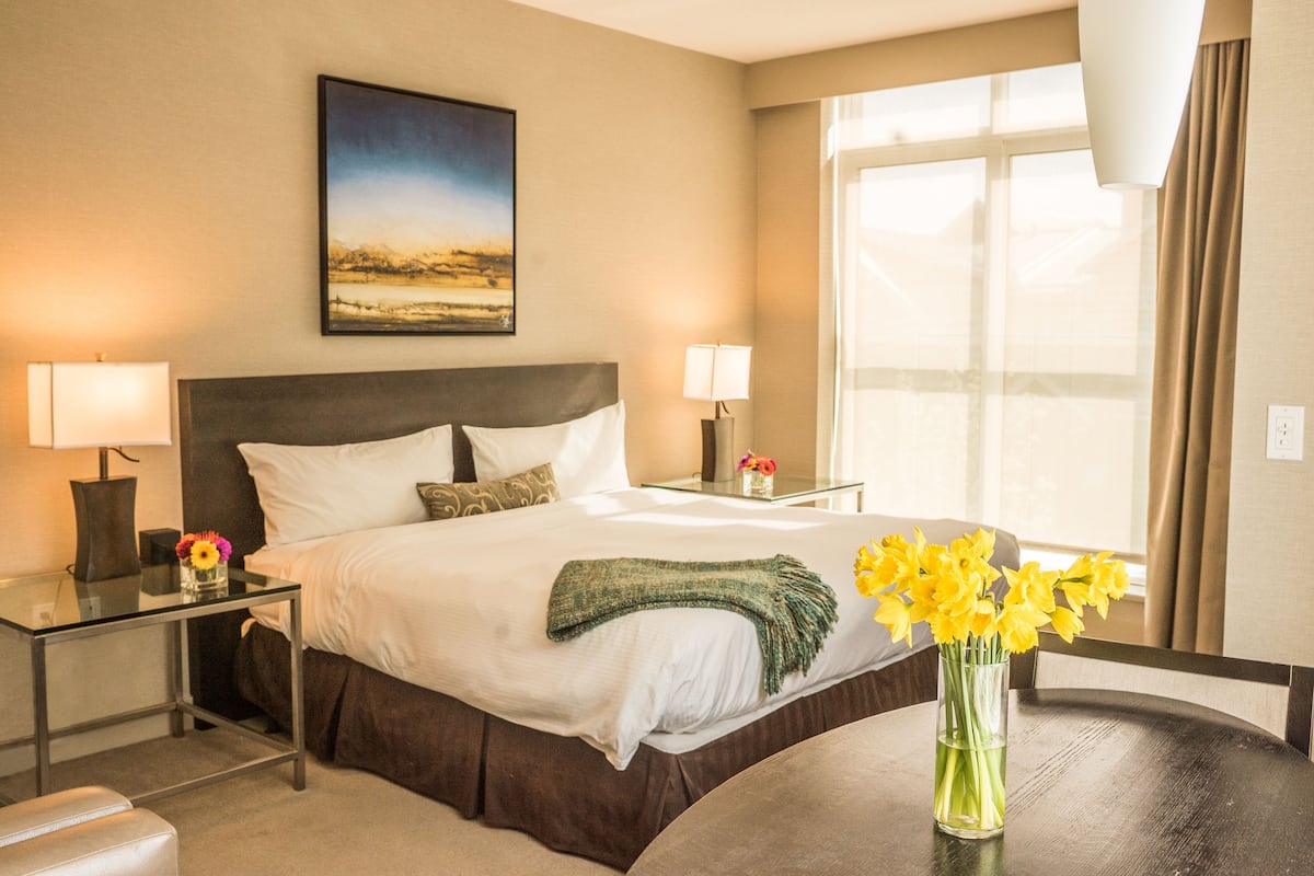 studio suite, 1 king bed | egyptian cotton sheets, premium bedding, in-room safe, blackout curtains