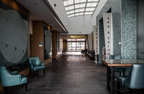 Lobby sitting area - The Sidney Pier Hotel & Spa (Sidney)