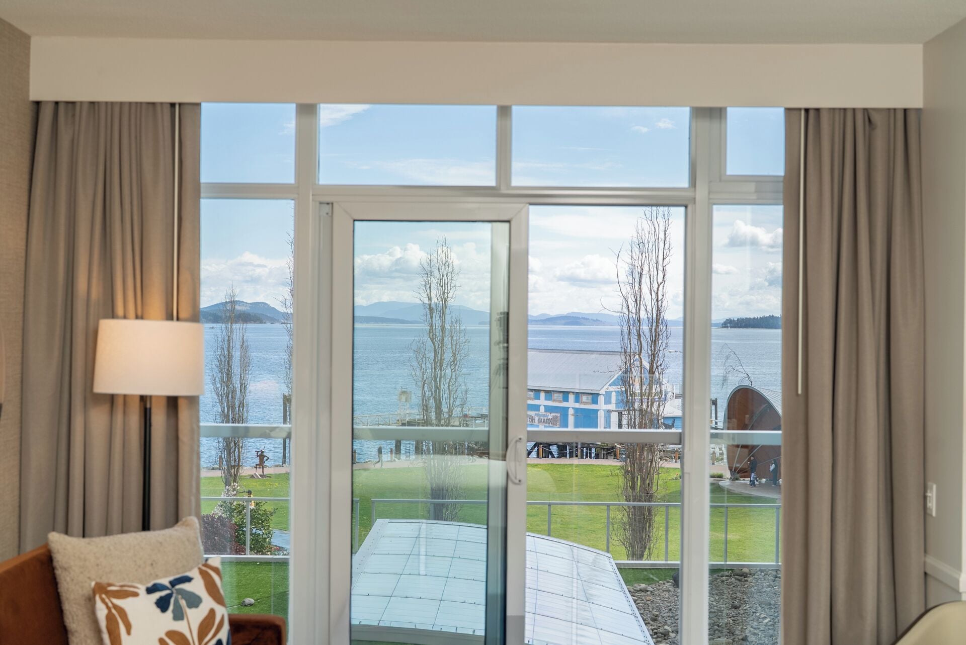 Seaview King | Egyptian cotton sheets, premium bedding, in-room safe, blackout curtains