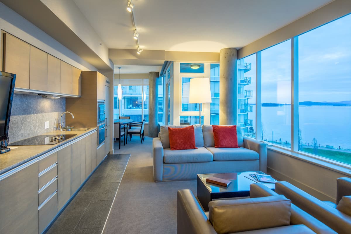 signature suite, ocean view | living area | 42-inch flat-screen tv with cable channels, tv