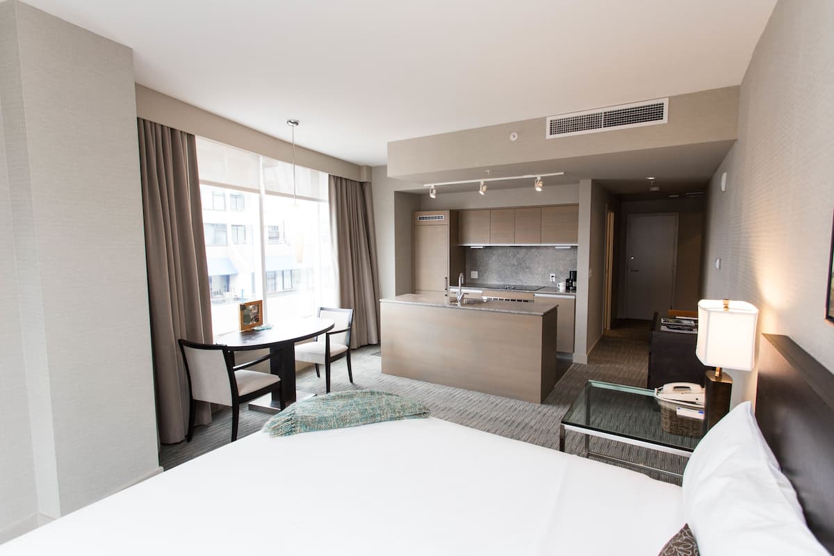 studio suite, 1 king bed | egyptian cotton sheets, premium bedding, in-room safe, blackout curtains