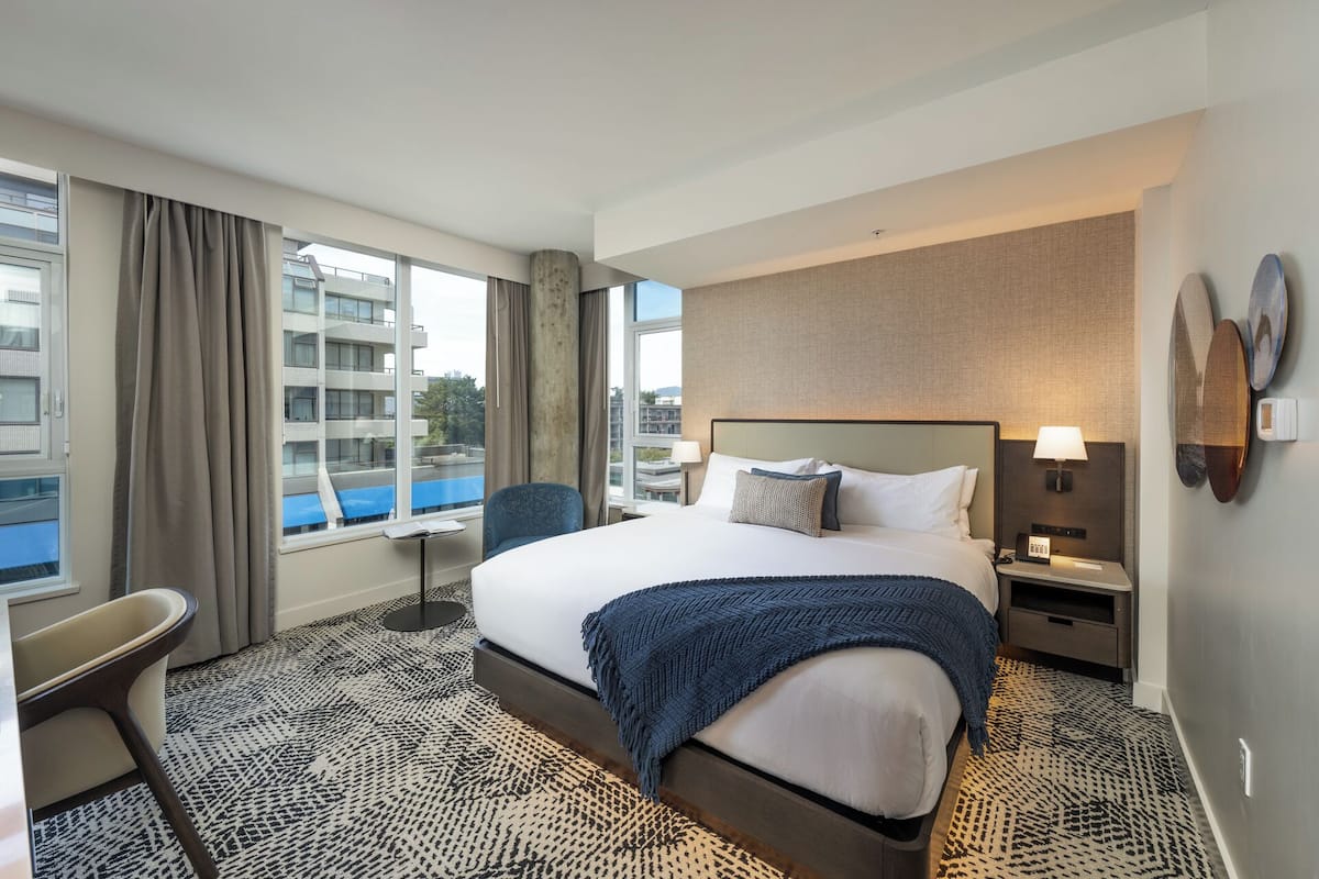 Seaport King | Egyptian cotton sheets, premium bedding, in-room safe, blackout drapes