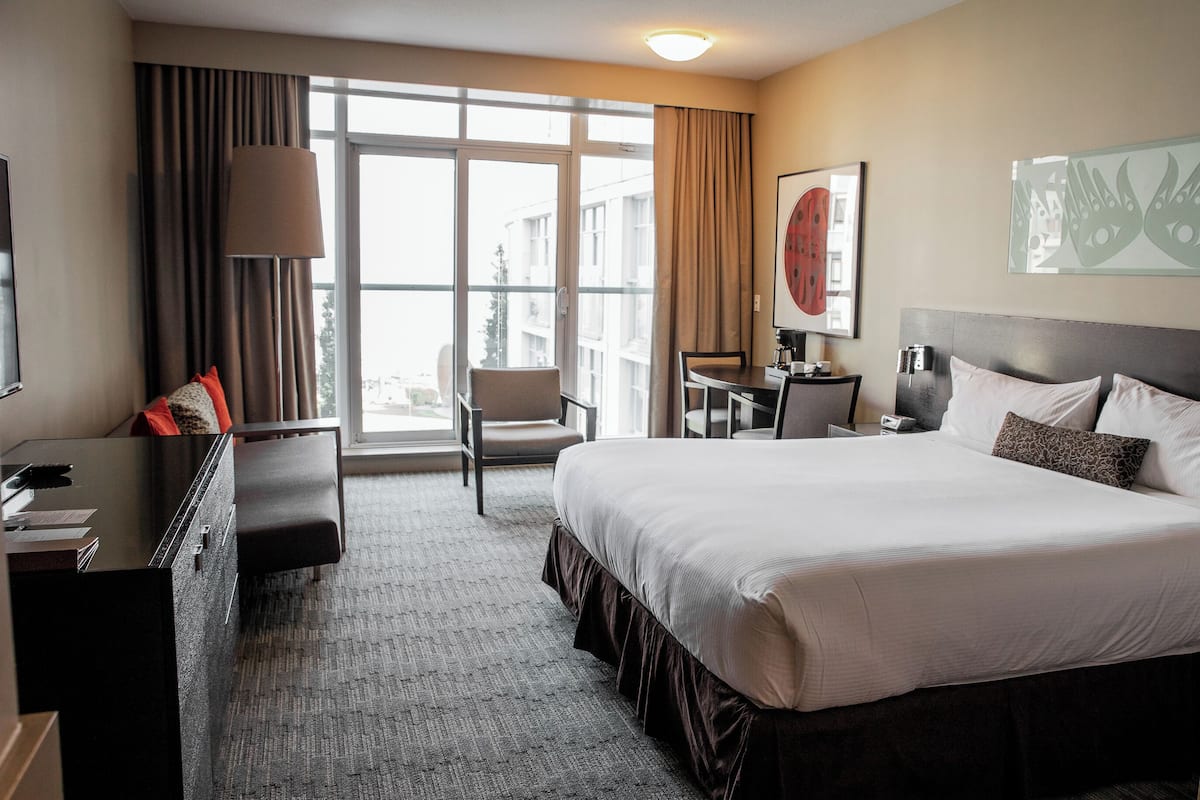 Coastal King with Balcony | Sengetøy i egyptisk bomull, sengetøy av topp kvalitet og safe på rommet