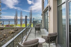 Courtyard King with Balcony | Terrace/patio - The Sidney Pier Hotel (Sidney)