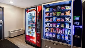 Zwei Automaten, einer mit Coca-Cola, der andere mit Snacks.