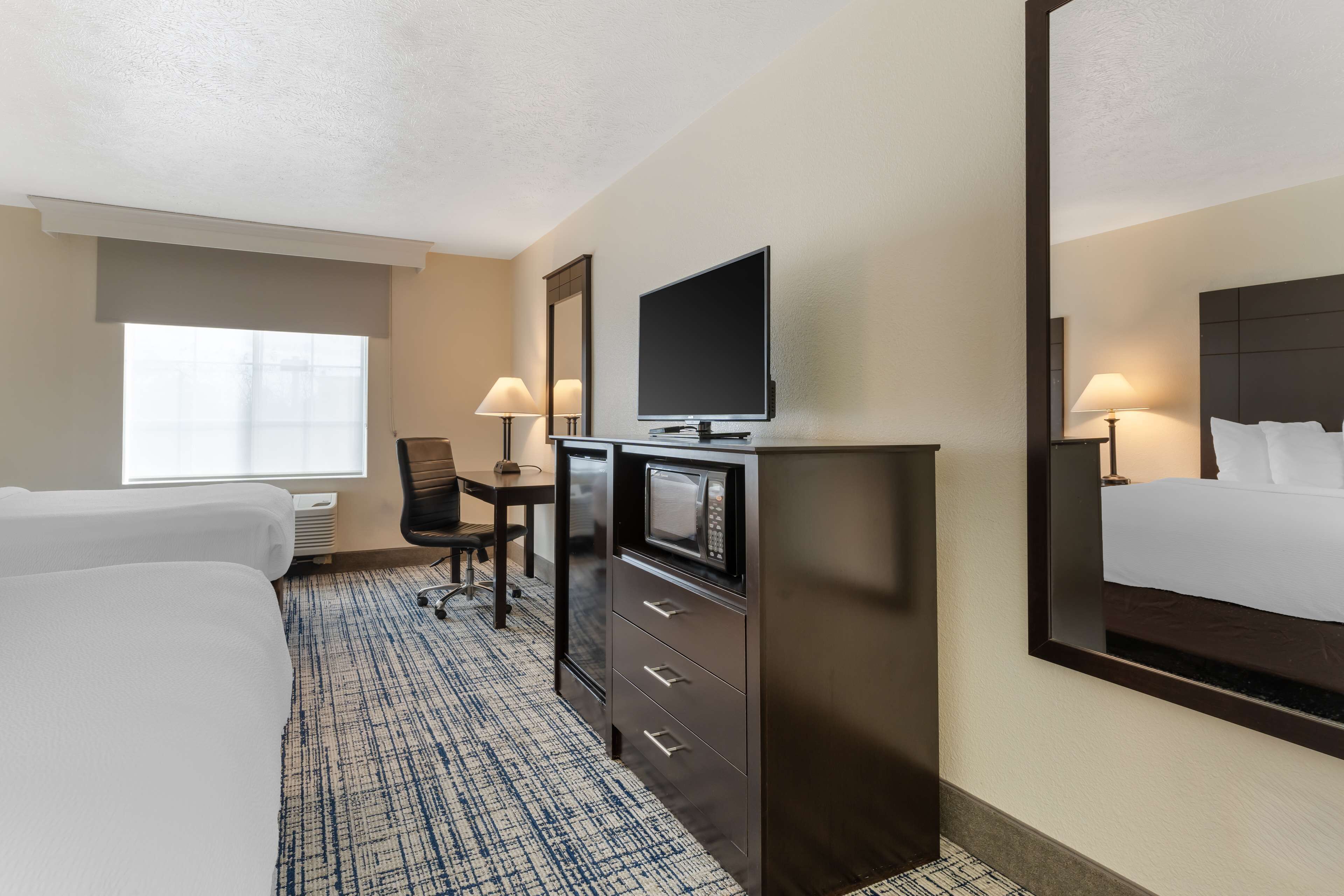 Photo - Best Western Visalia Hotel