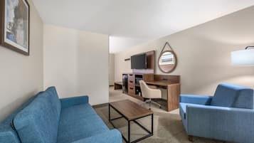 Suíte, para não fumantes | Área de estar | Smart TV 50 polegadas com canais a cabo