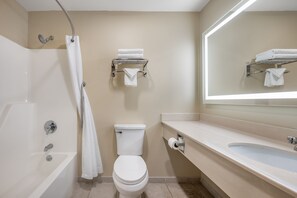 Kombinert dusj/badekar, toalettartikler (inkludert) og hårføner