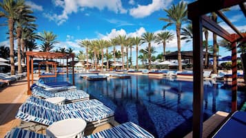 Een buitenzwembad, zwembadcabana's (toeslag) en ligstoelen