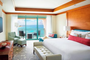 Ropa de cama de alta calidad y caja de seguridad en la habitación 