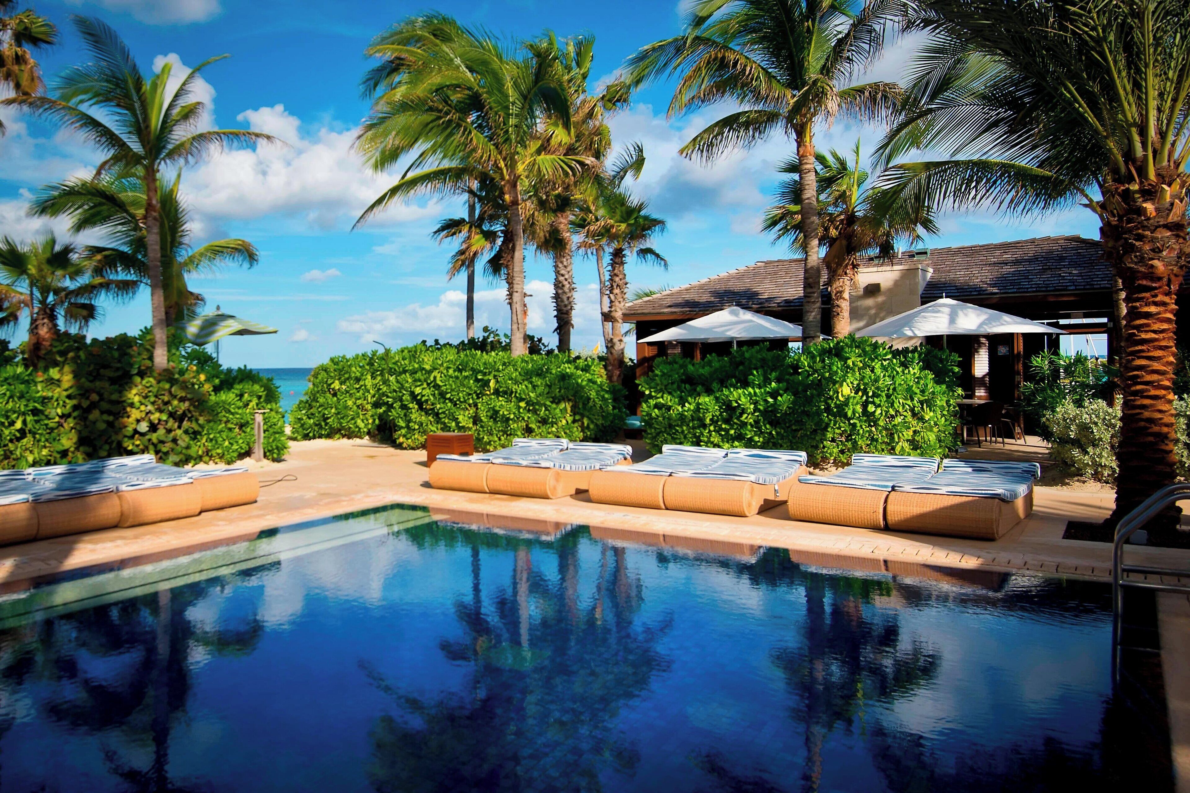 Alberca al aire libre, camas balinesas (con cargo) y camastros 