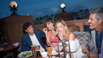 4 restaurantes, com serviço de café da manhã e almoço; frutos do mar