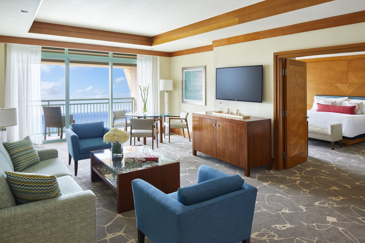 Flat-screen TV, DVD player, pay movies