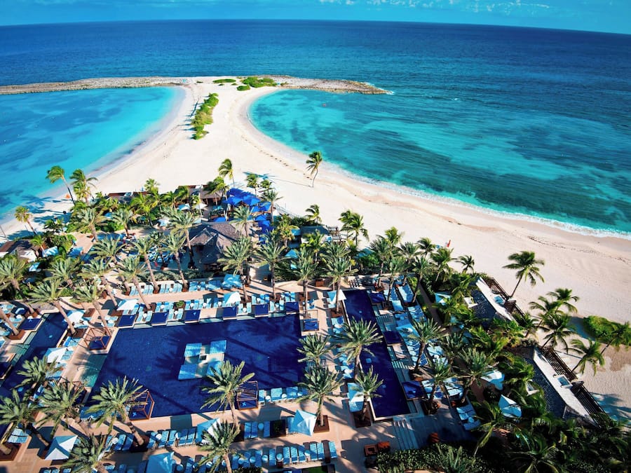 Praia particular, areia branca, barracas de praia (sobretaxa)