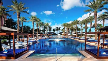 Piscina all'aperto, cabanas (a pagamento), lettini