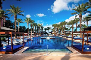 室外游泳池，收费帐篷屋，日光浴躺椅