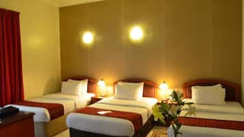 Triple Room | In-room safe, desk, soundproofing, free WiFi